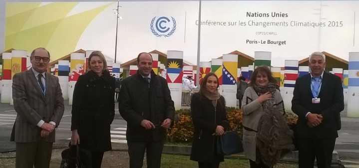 Un groupe de la délégation marocaine présente à la COP21, avec Mme Sabah Chraibi et M Fouad Amraoui (à droite) membres du conseil d'administration de THM