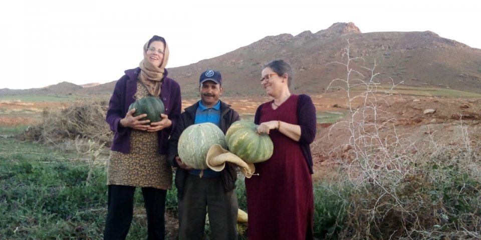 Des bénévoles ravis avec notre jardinier Abdelkbir au CIPA-Pierre Rabhi"